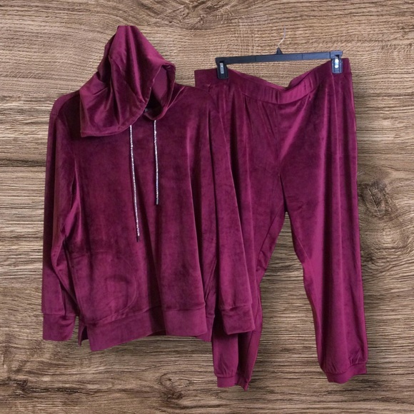 Quacker Factory Pants - Quacker Factory cropped velour outfit.  Maroon